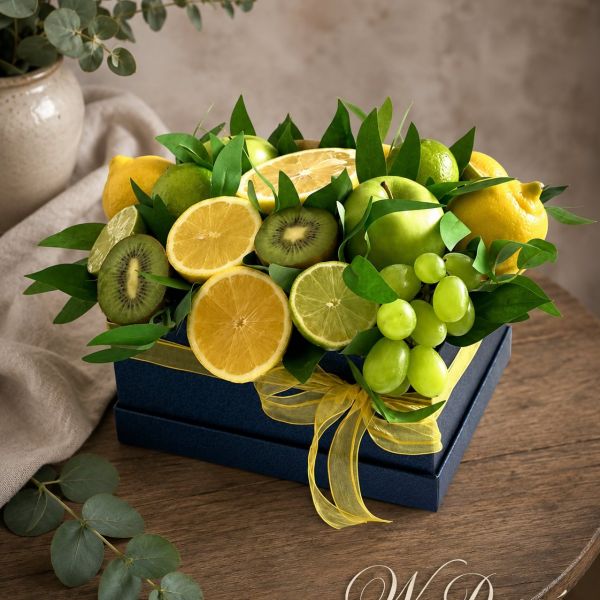 Owocowa kompozycja w granatowym boxie z cytrynami, limonkami, kiwi i zielonymi winogronami — rękodzieło pracowni W Deseń